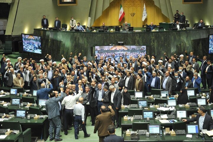 شعار «مرگ بر اسرائیل» در صحن مجلس/ تذکر شفاهی نقدعلی: کودکان غزه با گرسنگی در حال مرگ هستند