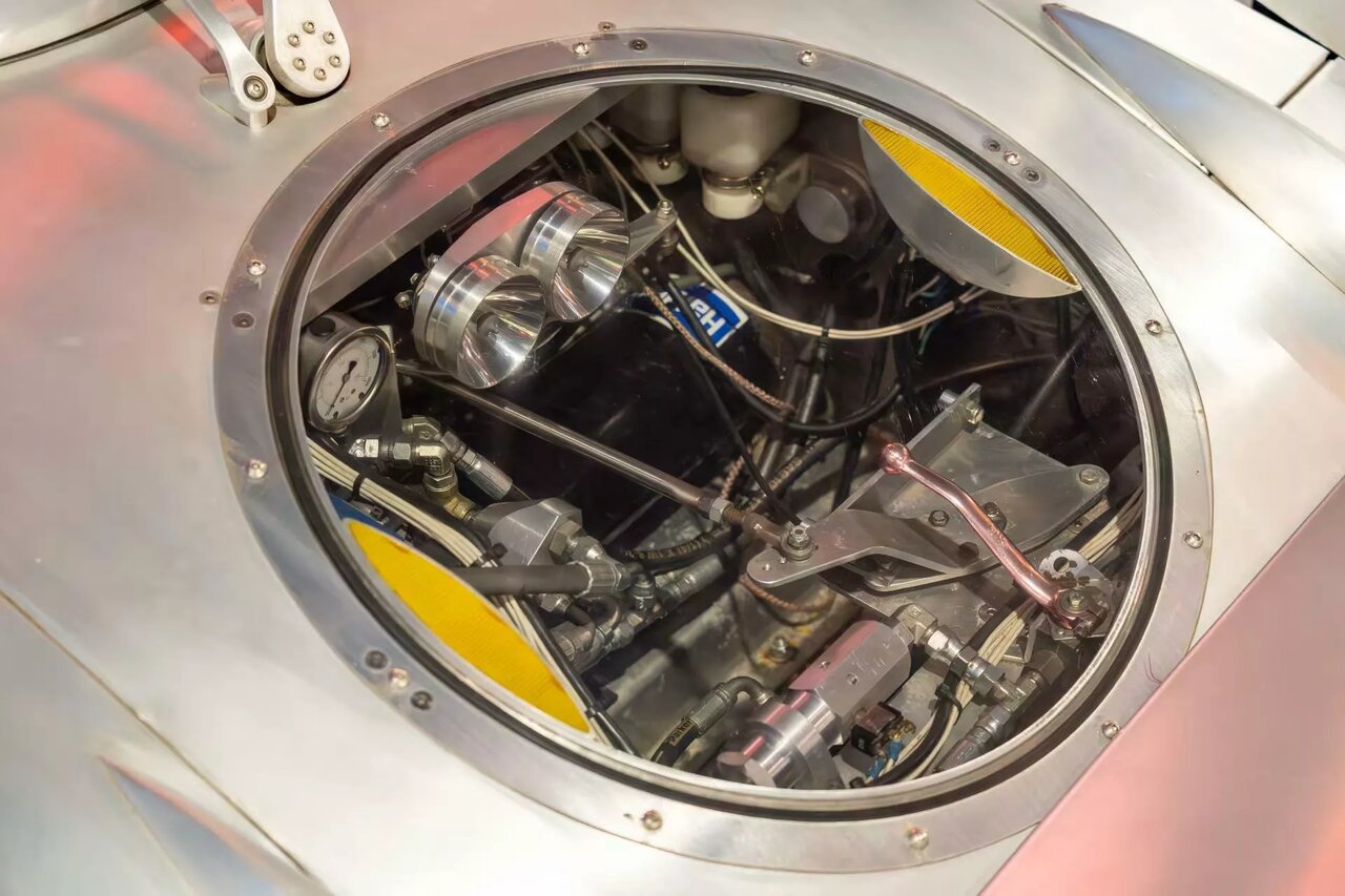 شیر دریایی آماده فروش است / خودرویی که مرز زمین و آب را شکست /عکس