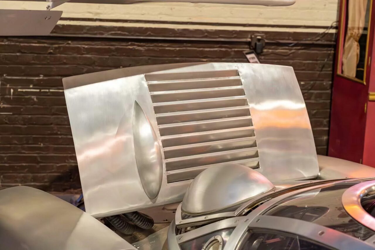 شیر دریایی آماده فروش است / خودرویی که مرز زمین و آب را شکست /عکس