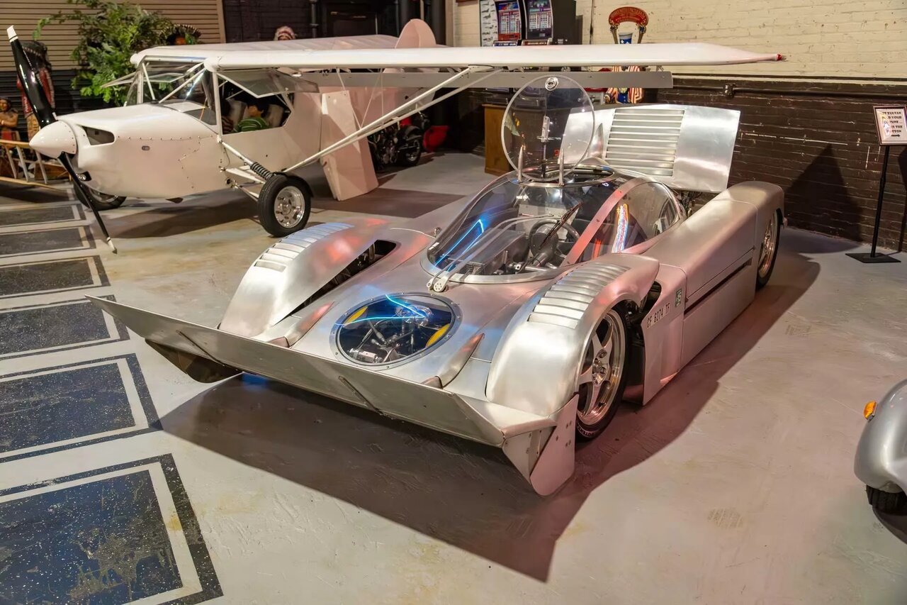 شیر دریایی آماده فروش است / خودرویی که مرز زمین و آب را شکست /عکس