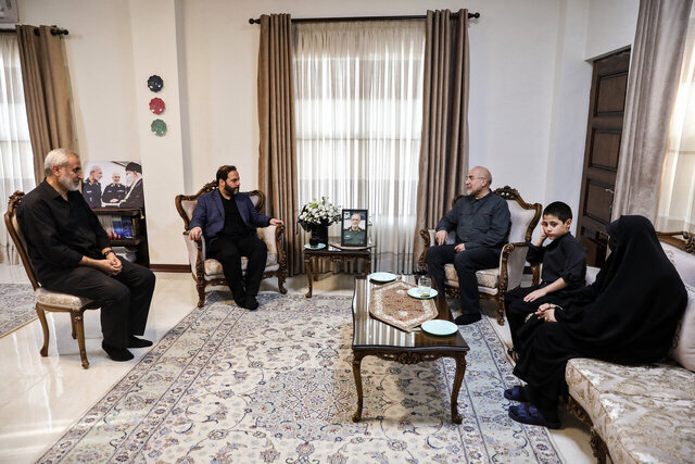 تصویری از حضور قالیباف در منزل سرلشکر شهید غلامرضا محرابی