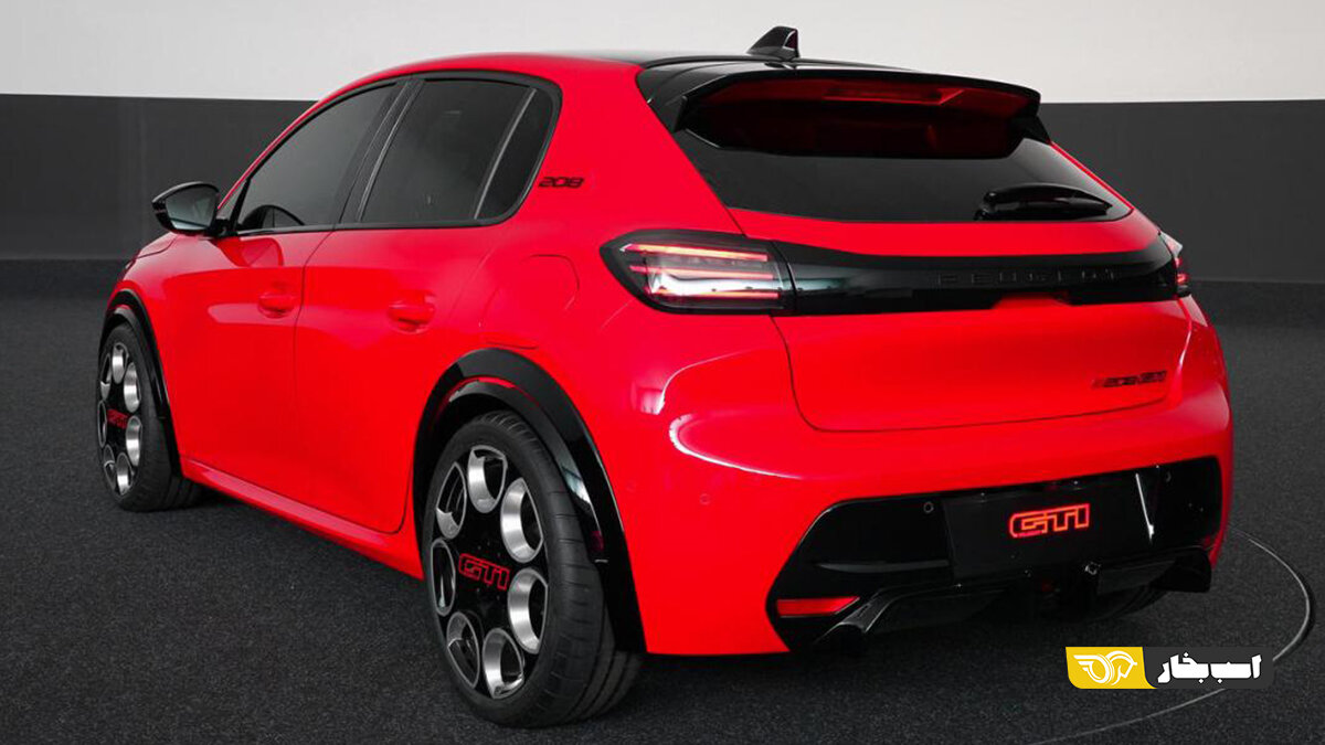 رقابت داغ پژو ۲۰۸ با یک ماشین کهنسال / عکس