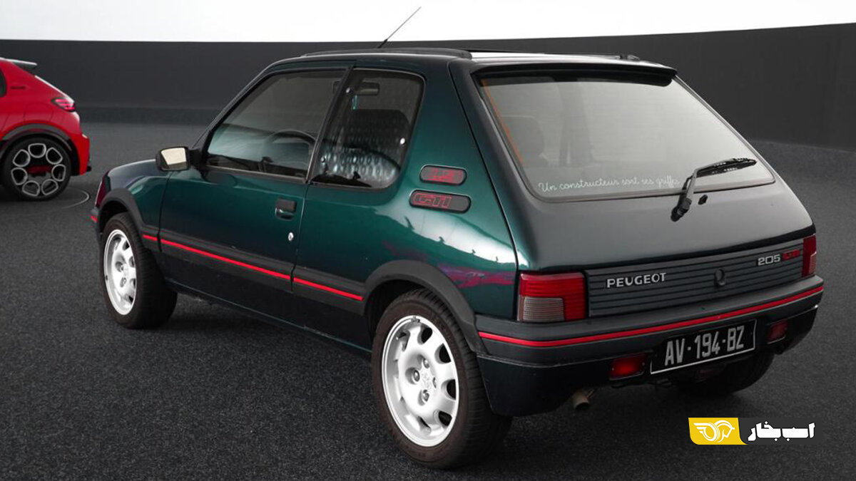 رقابت داغ پژو ۲۰۸ با یک ماشین کهنسال / عکس