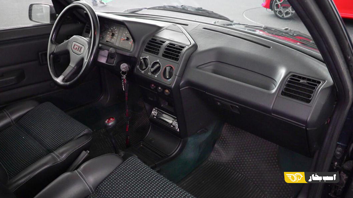 رقابت داغ پژو ۲۰۸ با یک ماشین کهنسال / عکس