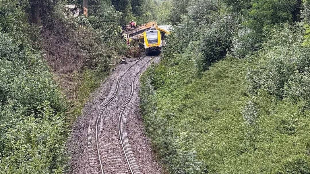 خروج یک قطار مسافربری از ریل خبرساز شد/ عکس