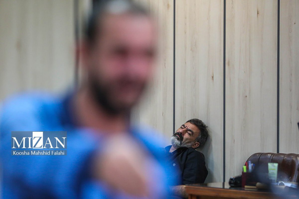 عکس | قابی پرمعنا و تلخ از پدر و قاتل الهه حسیننژاد در دادگاه