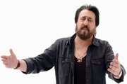 ببینید | انتقاد تند شهرام شب‌پره از ابی: من او را به آمریکا آوردم اما دیگر جواب تلفن من را هم نمی‌دهد!