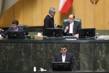 اتهاماتی از عکس یادگاری با فرح تا انتشار کتابهای مسئلهدار / انتقاد شدید یک نماینده مجلس از عملکرد وزیر ارشاد