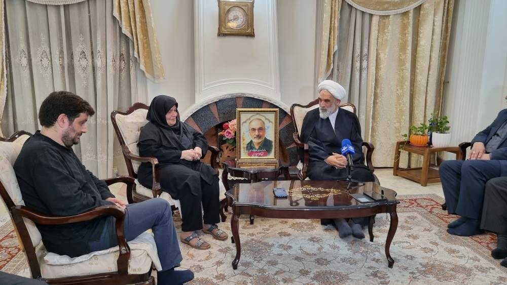 دیدار نماینده رهبر انقلاب با خانواده یک شهید هستهای+عکس
