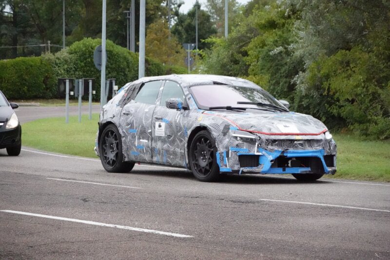 وقتی خودروی چینی توجه مهندسان فراری را جلب میکند / حضور شیائومی در مقر فراری /عکس