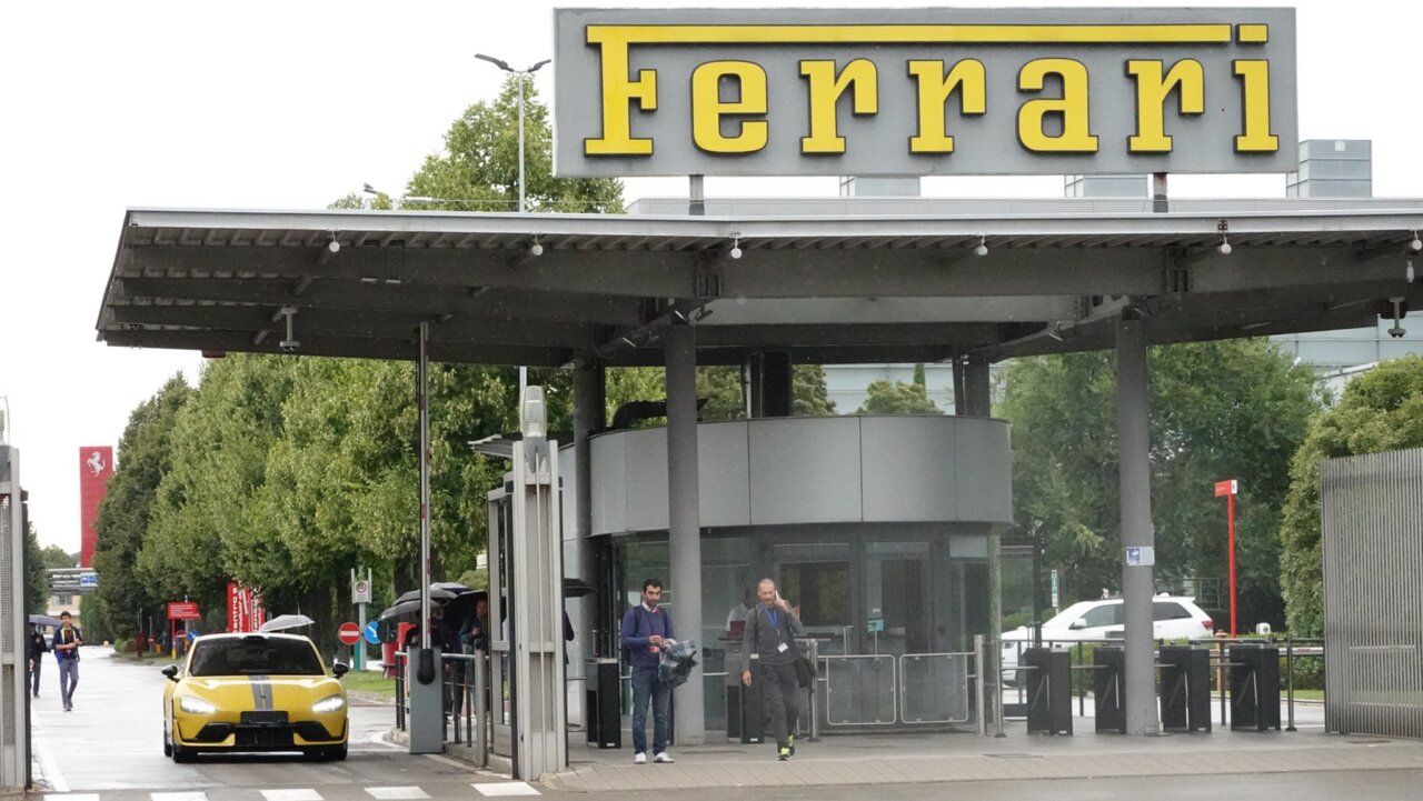 وقتی خودروی چینی توجه مهندسان فراری را جلب میکند / حضور شیائومی در مقر فراری /عکس