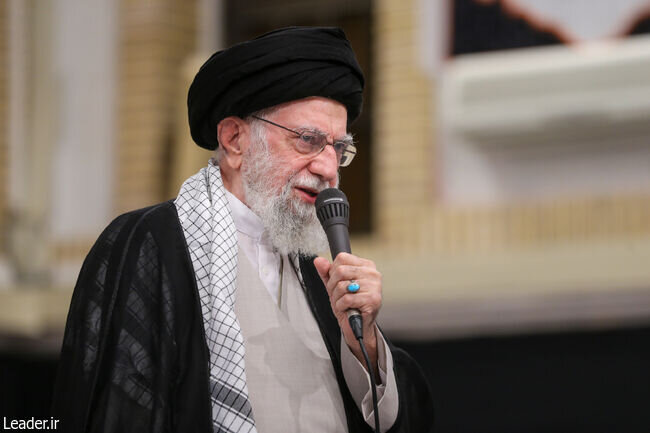 مراسم بزرگداشت شهدای جنگ تحمیلی 12 روزه با حضور رهبر انقلاب +تصاویر