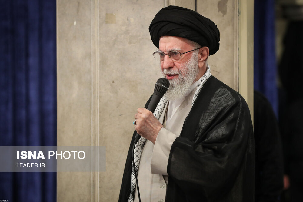 مراسم بزرگداشت شهدای جنگ تحمیلی 12 روزه با حضور رهبر انقلاب +تصاویر