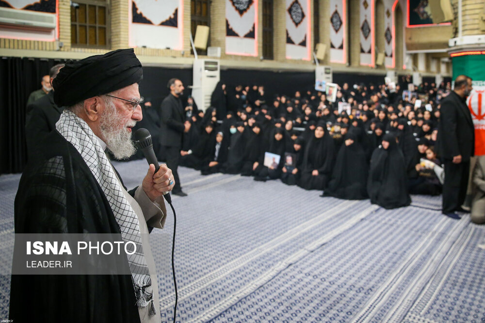 مراسم بزرگداشت شهدای جنگ تحمیلی 12 روزه با حضور رهبر انقلاب +تصاویر