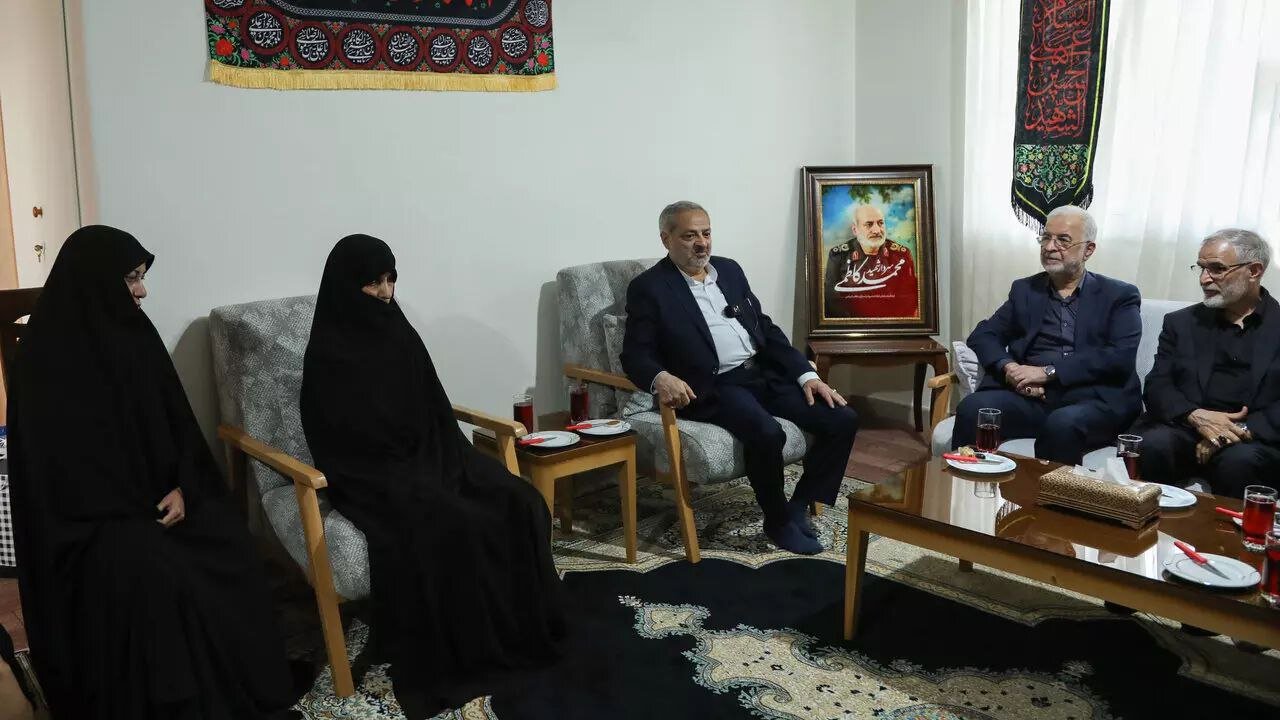 اولین تصاویر از دیدار وزیر کشور با خانواده شهیدان حاجی‌زاده و کاظمی/ توصیف وزیر کشور از روحیه و رویه رئیس پیشین سازمان اطلاعات سپاه