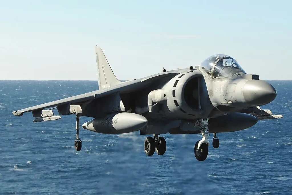 کدام جنگندهها میتوانند به عقب پرواز کنند؟