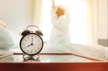 چگونه صبح‌ها زودتر بیدار شویم؟