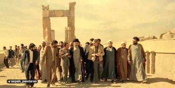 عکس | تصویری از حضور مقام معظم رهبری در تخت جمشید