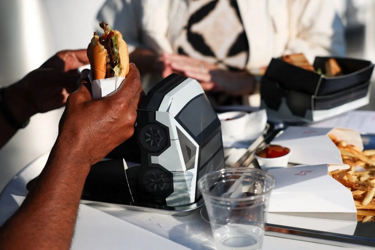 نظر کاربران درباره رستوران ماسک | صف 5 ساعته برای تجربه فناوری و فستفود