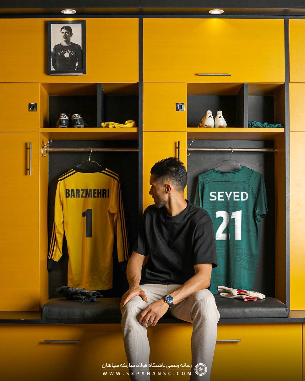 عکس | شروع رسمی حسینی در سپاهان؛ رونمایی از شماره لباس دروازهبان سابق استقلال