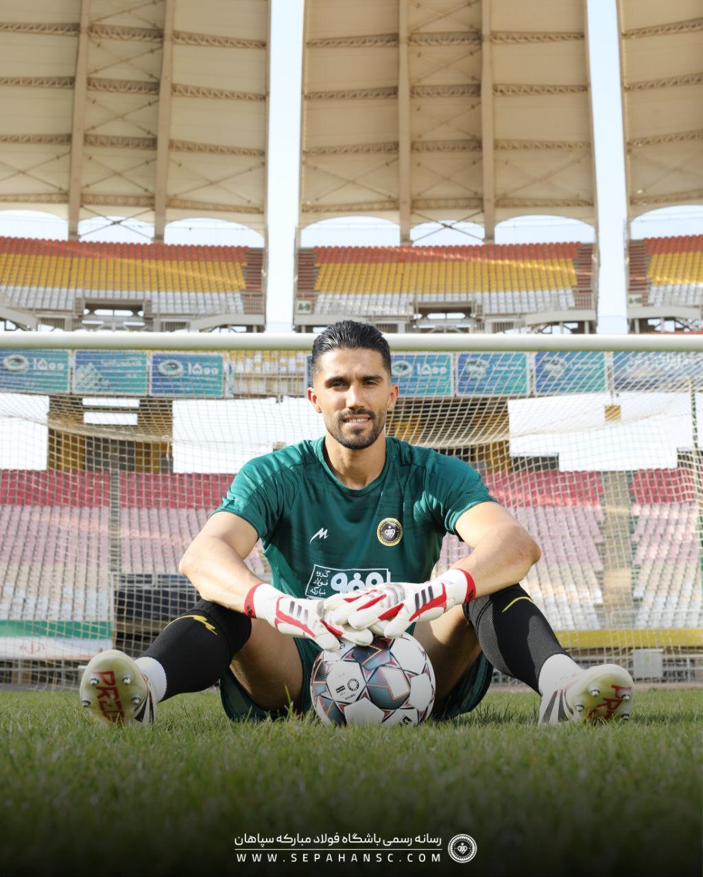 عکس | شروع رسمی حسینی در سپاهان؛ رونمایی از شماره لباس دروازهبان سابق استقلال