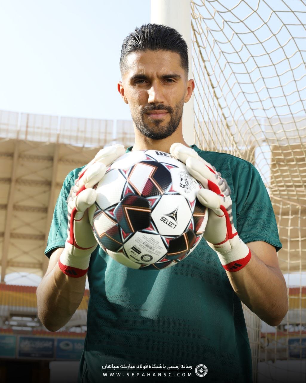 عکس | شروع رسمی حسینی در سپاهان؛ رونمایی از شماره لباس دروازهبان سابق استقلال
