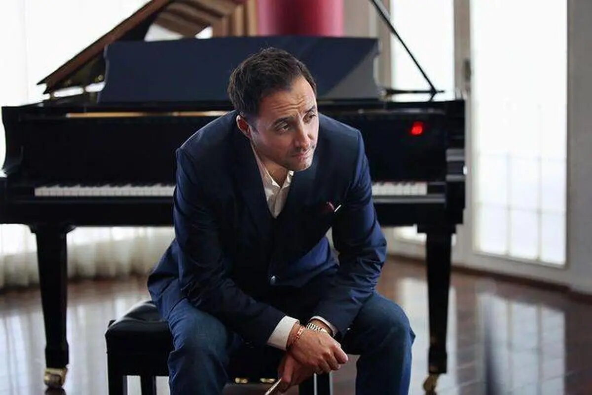 امیرحسین رستمی به تازگی در کانادا دستگیر شده و این خبر جنجالبرانگیز شده است. در سوی دیگر، بیژن بنفشهخواه به علت خندههایش از مراسم ترحیم پدرش اخراج شد که واکنشهای زیادی را به دنبال داشت. امیرحسین رستمی به تازگی در کانادا دستگیر شده و این خبر جنجالبرانگیز شده است. در سوی دیگر، بیژن بنفشهخواه به علت خندههایش از مراسم ترحیم پدرش اخراج شد که واکنشهای زیادی را به دنبال داشت.