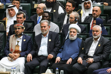 تصاویری از آخرین ساعات زندگی شهید هنیه در مجلس شورای اسلامی / روبوسی شهید هنیه با پزشکیان در مراسم تحلیف / خوش و بش لاریجانی با مقامات مقاومت فلسطین