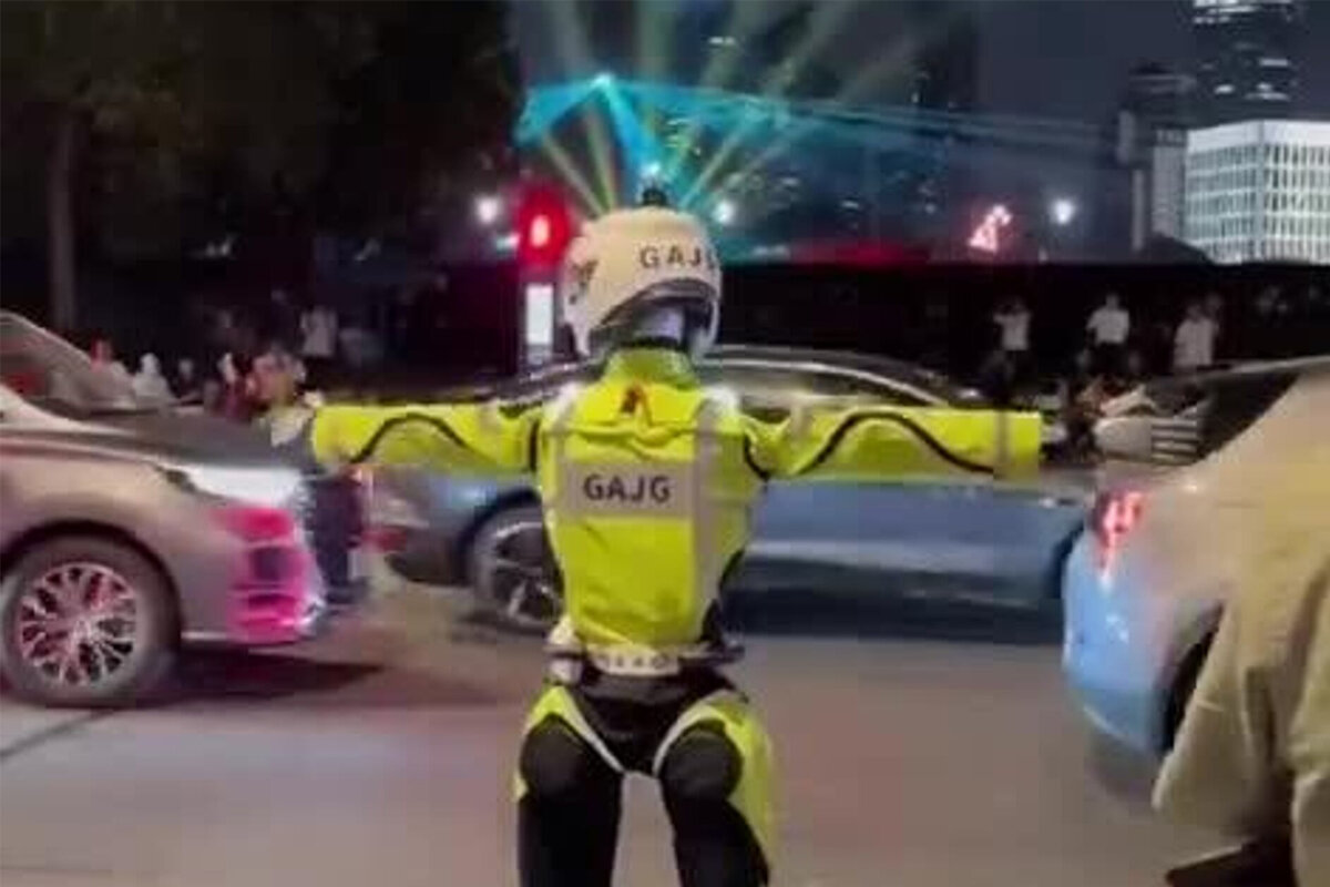 ببینید | یک افسر پلیس راهنمایی و رانندگی رباتی در شانگهای در حال هدایت ترافیک!