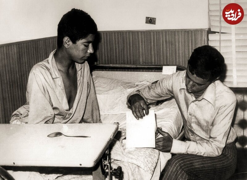 عکس/ شهید حسن باقری در دوران خبرنگاری، در حال گرفتن مصاحبه