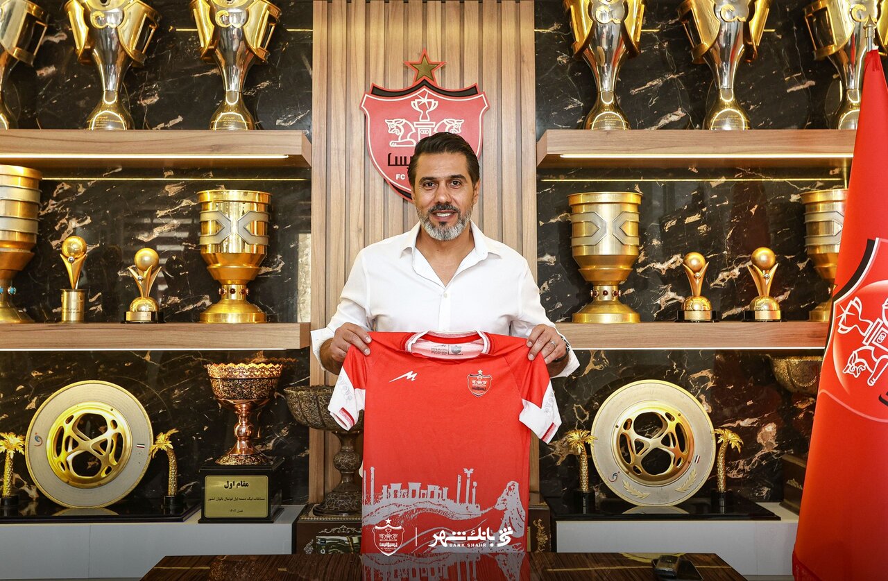 عکس | افشین پیروانی با پرسپولیس تمدید کرد