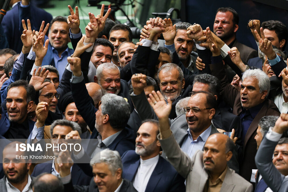 تصاویری از آخرین ساعات زندگی شهید هنیه در مجلس شورای اسلامی/ روبوسی شهید هنیه با پزشکیان در مراسم تحلیف/ خوش و بش لاریجانی با مقامات مقاومت فلسطین