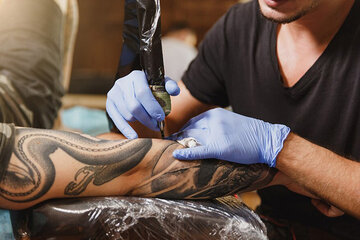 افزایش خطر ابتلا به این بیماری با انجام تتو و پرسینگ افزایش خطر ابتلا به این بیماری با انجام تتو و پرسینگ