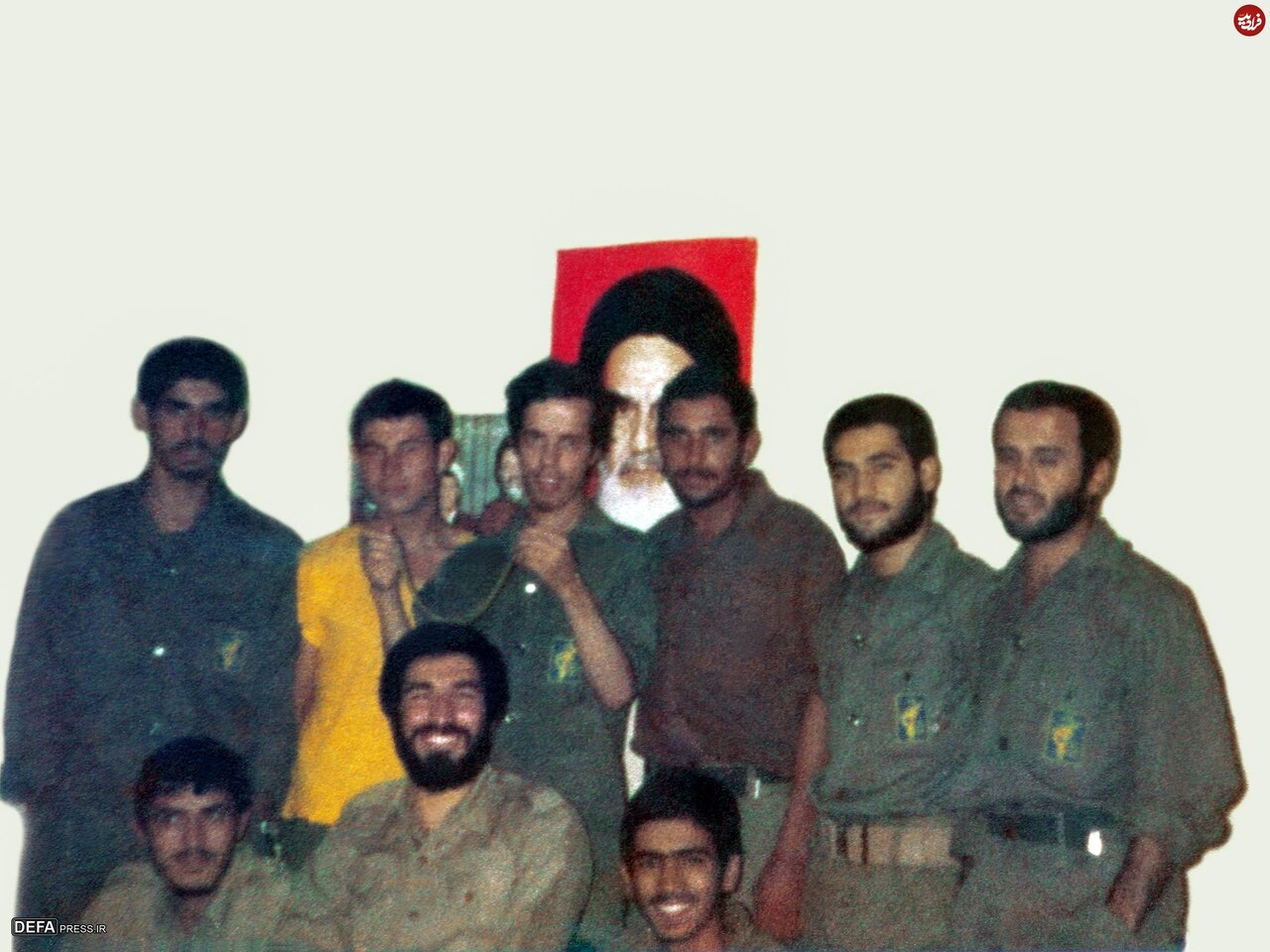 عکس/ سرلشکر رشید در کنار حسن باقری و ۷ رزمنده دیگر، دهه ۶۰