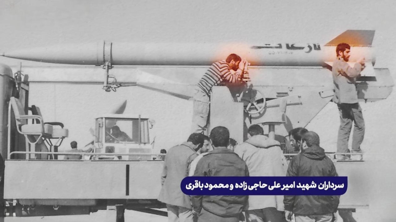 عکس | شهیدان حاجیزاده و محمود باقری هنگام آمادهسازی برای شلیک راکت نازعات، اولین راکت بومی ایران در سال ۶۶