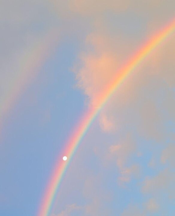 ترکیب ماه و رنگین کمان در آسمان استرالیا