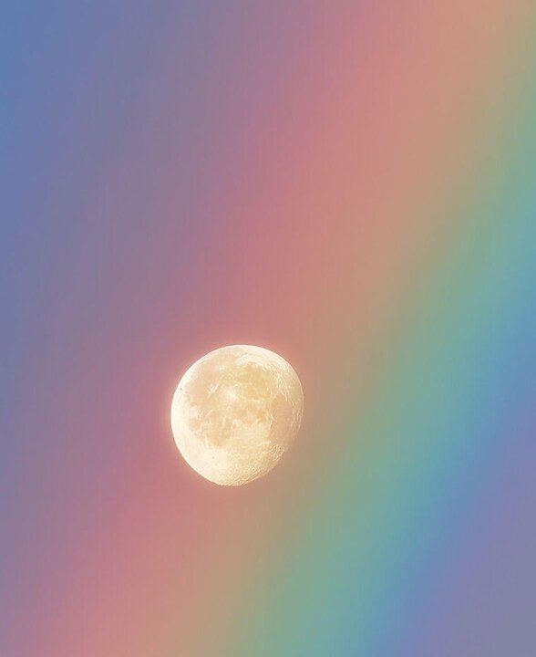 ترکیب ماه و رنگین کمان در آسمان استرالیا