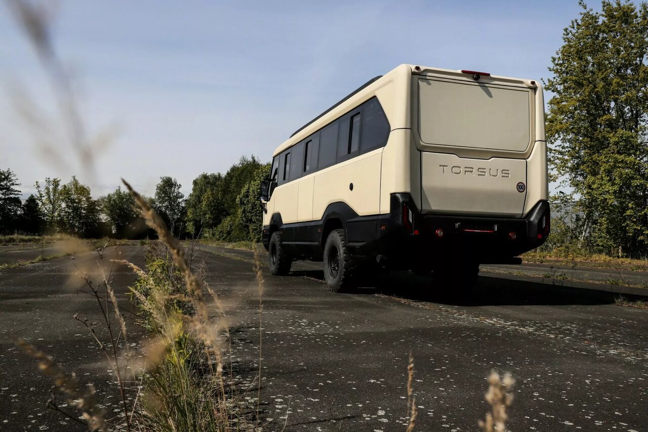 خانه ۶۰ میلیاردی، روی چهار چرخ / اتوبوس آفرودی لوکستر شد /عکس