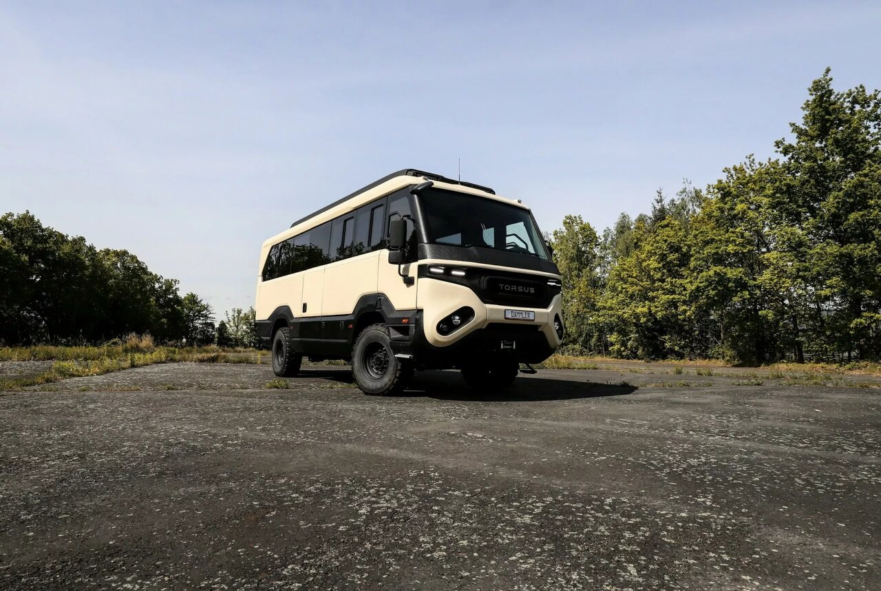 خانه ۶۰ میلیاردی، روی چهار چرخ / اتوبوس آفرودی لوکستر شد /عکس