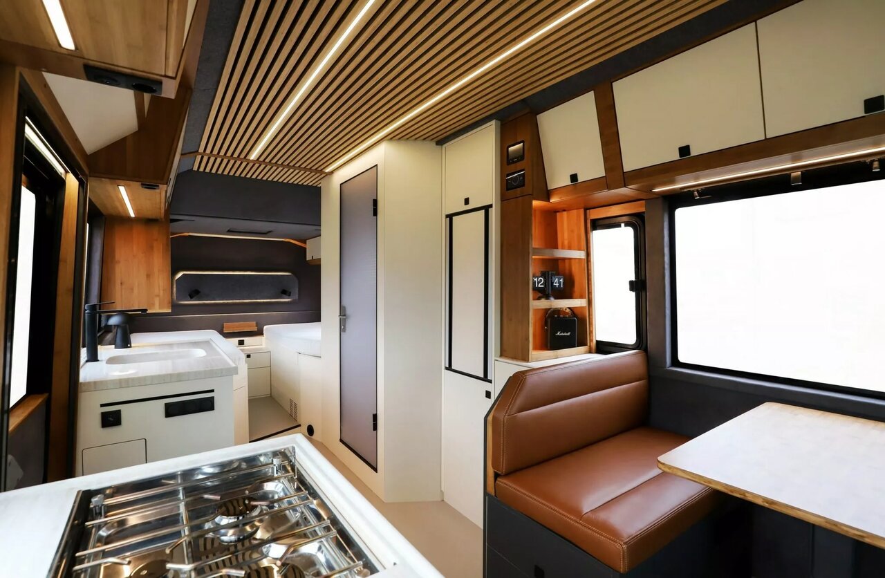 خانه ۶۰ میلیاردی، روی چهار چرخ / اتوبوس آفرودی لوکستر شد /عکس