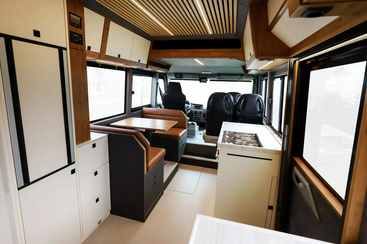 خانه ۶۰ میلیاردی، روی چهار چرخ / اتوبوس آفرودی لوکستر شد /عکس