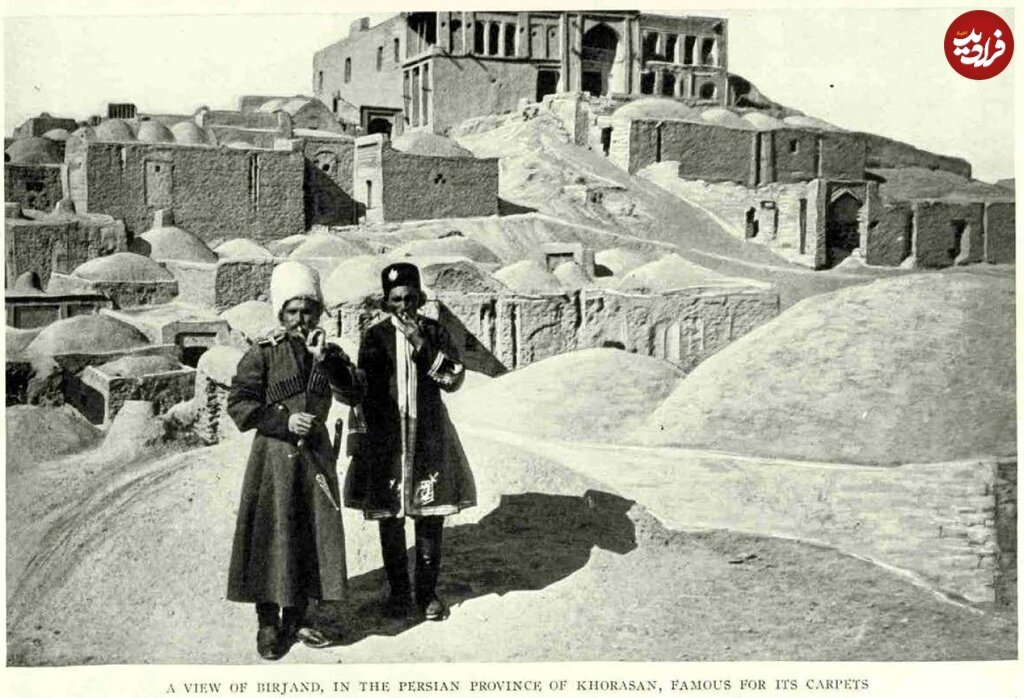 عکس/ نظامیهای دوران قاجار، روی پشتبامی در حال کشیدن سیگار