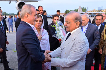 کاشت نهال در کاخ نخست وزیری پاکستان توسط مسعود پزشکیان + تصویر