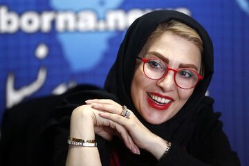 ببینید | ابتکار جدید ژیلا صادقی مجری صدا و سیما در احترام به پرچم؛ انتقال پرچم روی سر روی آنتن زنده!