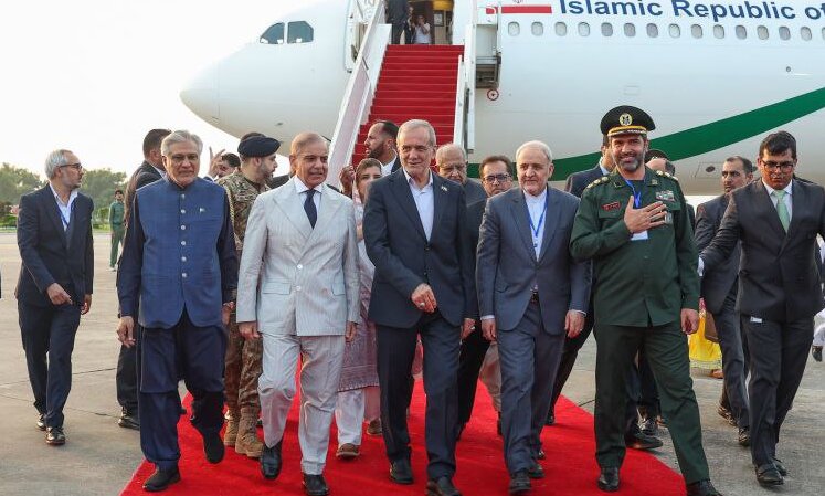تصاویری از پزشکیان در فرودگاه اسلام آباد/ استقبال نخست وزیر پاکستان از رئیس جمهوری پای پلههای هواپیما
