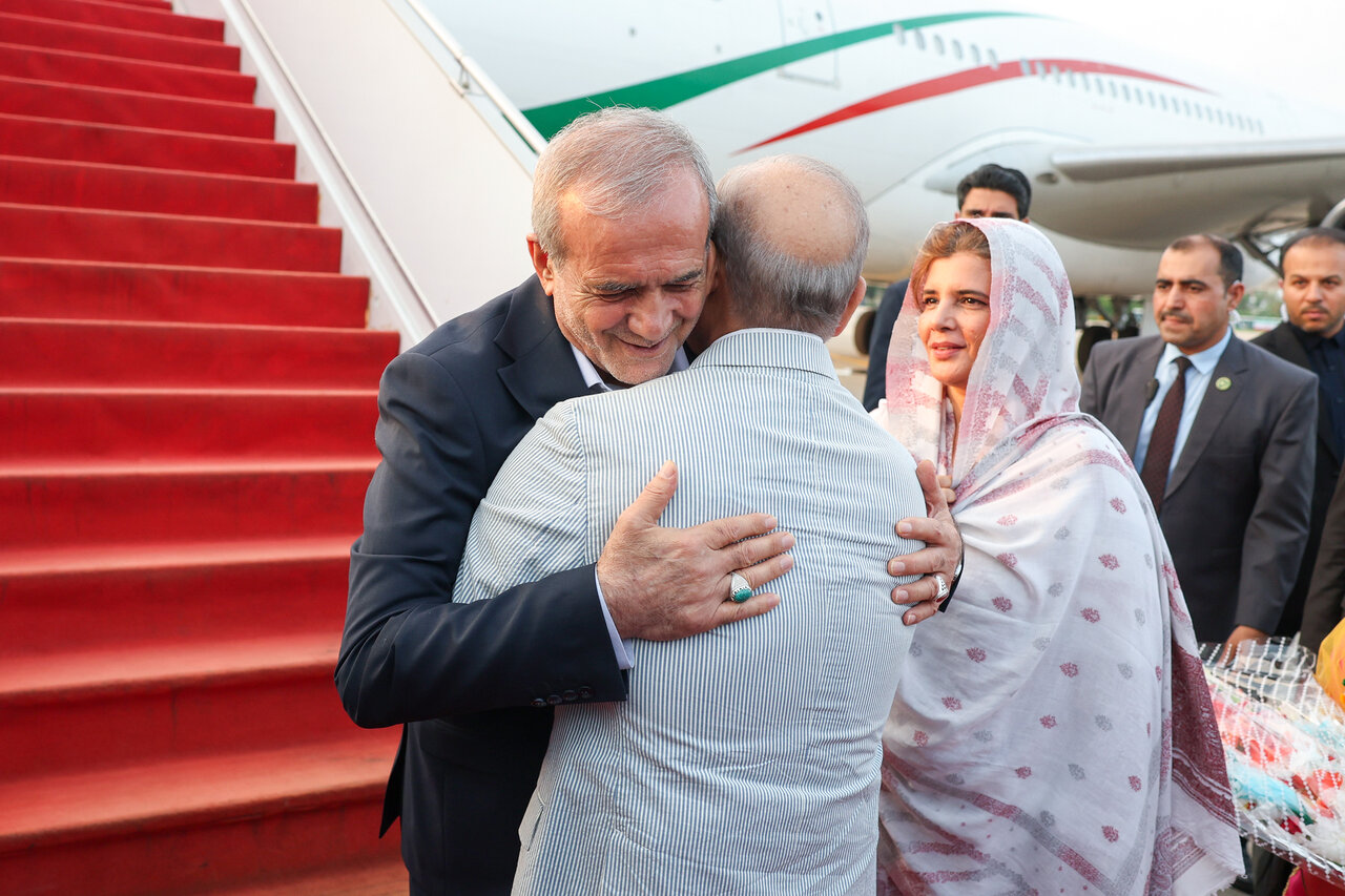 تصاویری از پزشکیان در فرودگاه اسلام آباد/ استقبال نخست وزیر پاکستان از رئیس جمهوری پای پلههای هواپیما