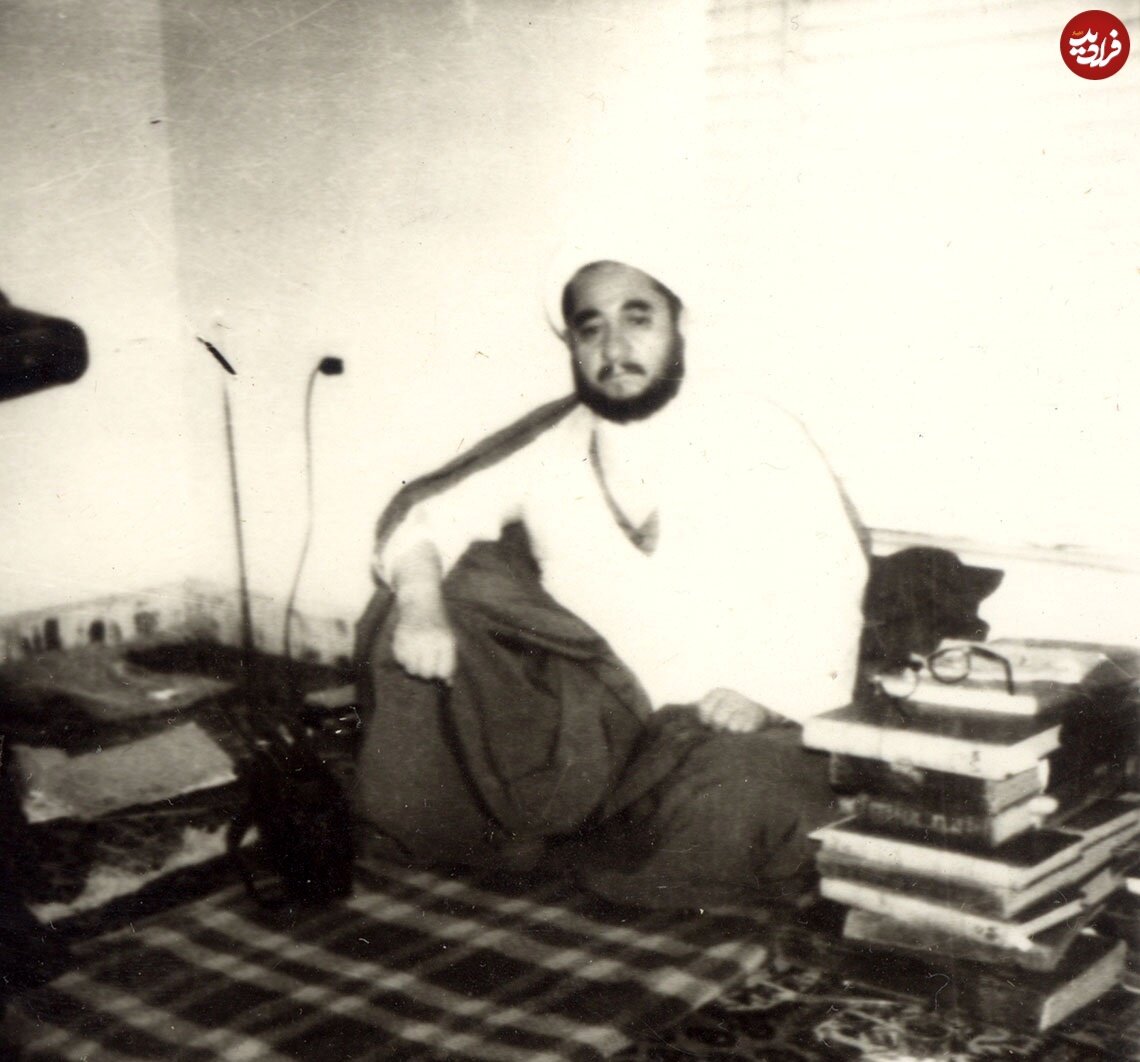 عکس/ صادق خلخالی در تبعیدگاه لار؛ دهه ۵۰