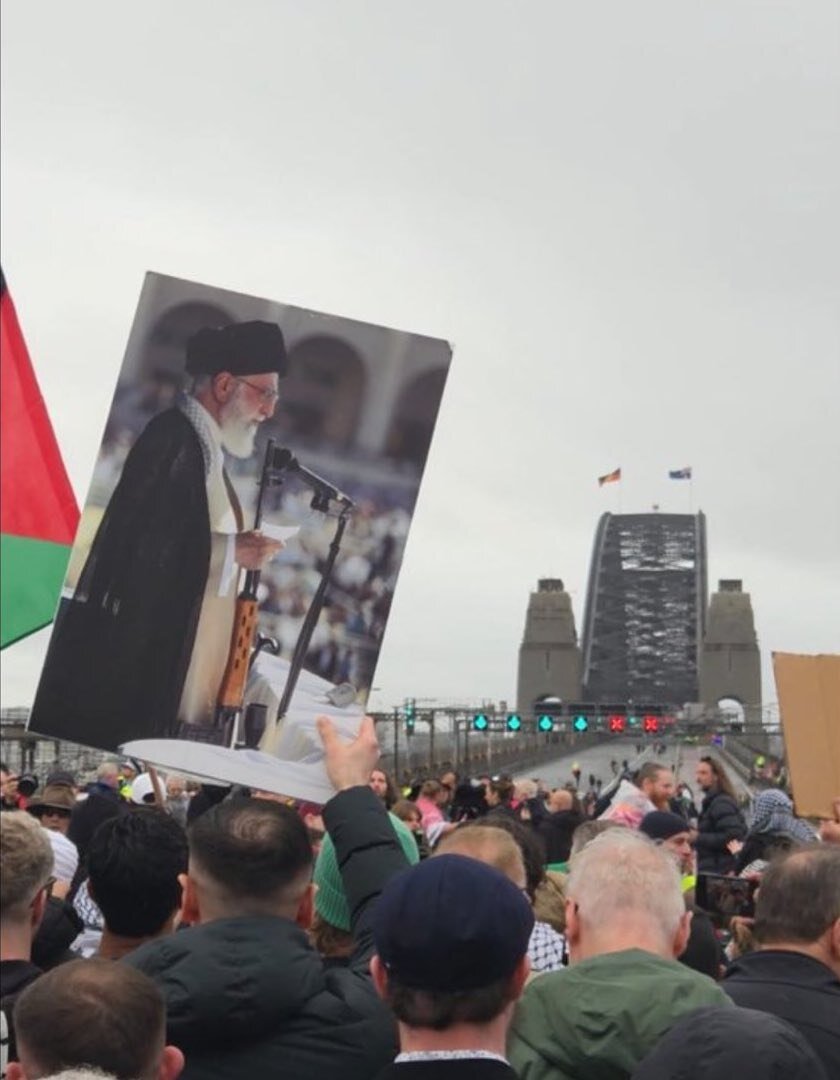 چرا عکسهای شهید عباسی و رهبر انقلاب در این تظاهرات در استرالیا در دست گرفته شد + تصاویر