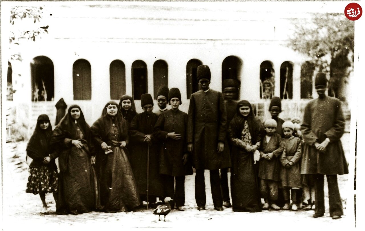 عکس/ گروهی از زنان ناصرالدینشاه و خواجههای آفریقایی در کرج؛ سال ۱۲۶۲