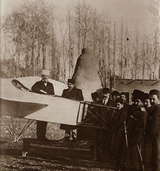 عکس/ احمدشاه قاجار در کنار نخستین هواپیمای فرودآمده به خاک ایران